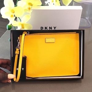 DKNY 💛Wristlet Clutch